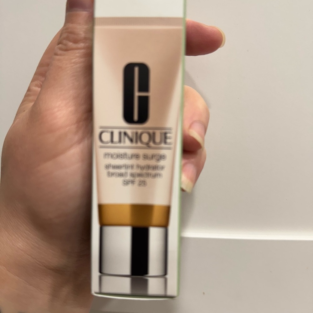 Clinique Moisture Surge Sheer Tint Hydrator SPF 25 - Beige